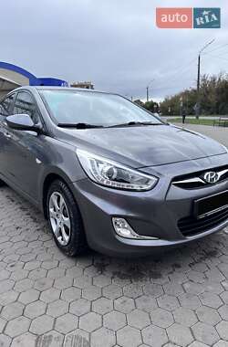 Седан Hyundai Accent 2013 в  фото 3 Седан Hyundai Accent 2013 в