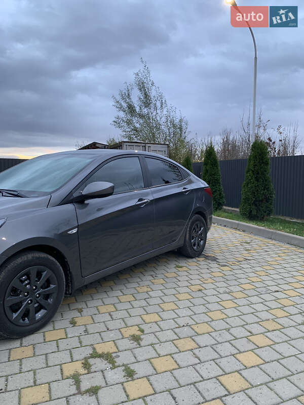 Седан Hyundai Accent 2012 в Иршаве