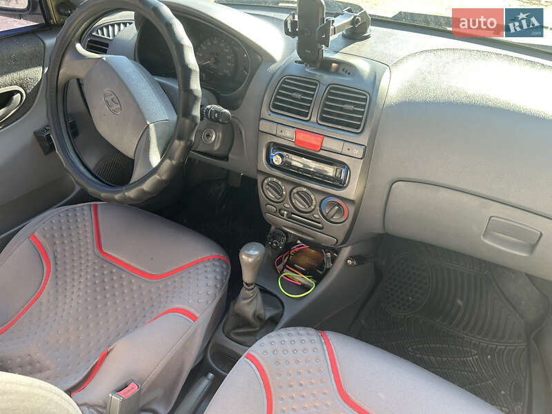 Седан Hyundai Accent 2000 в Запорожье