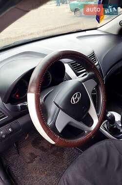 Седан Hyundai Accent 2011 в Валках