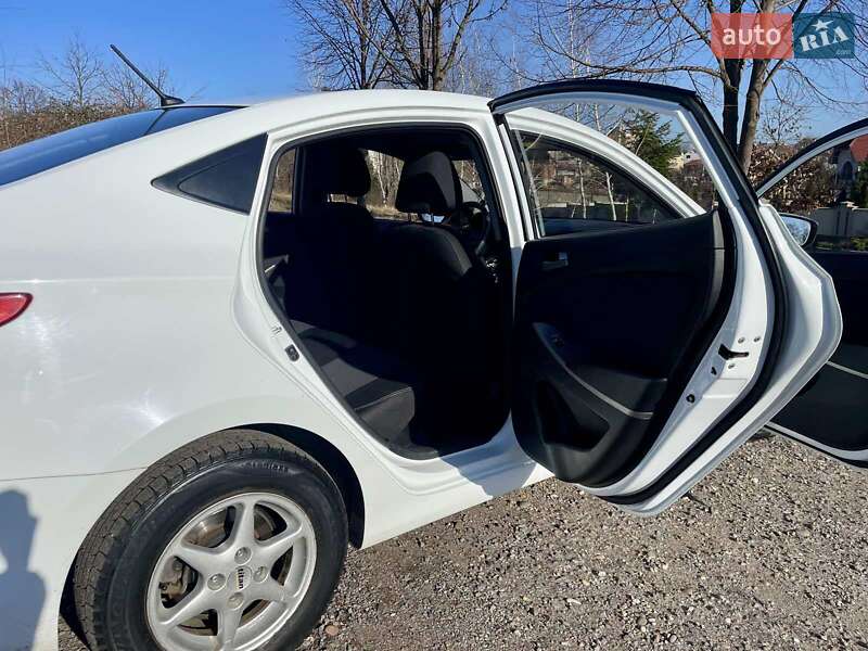 Седан Hyundai Accent 2015 в Ужгороде