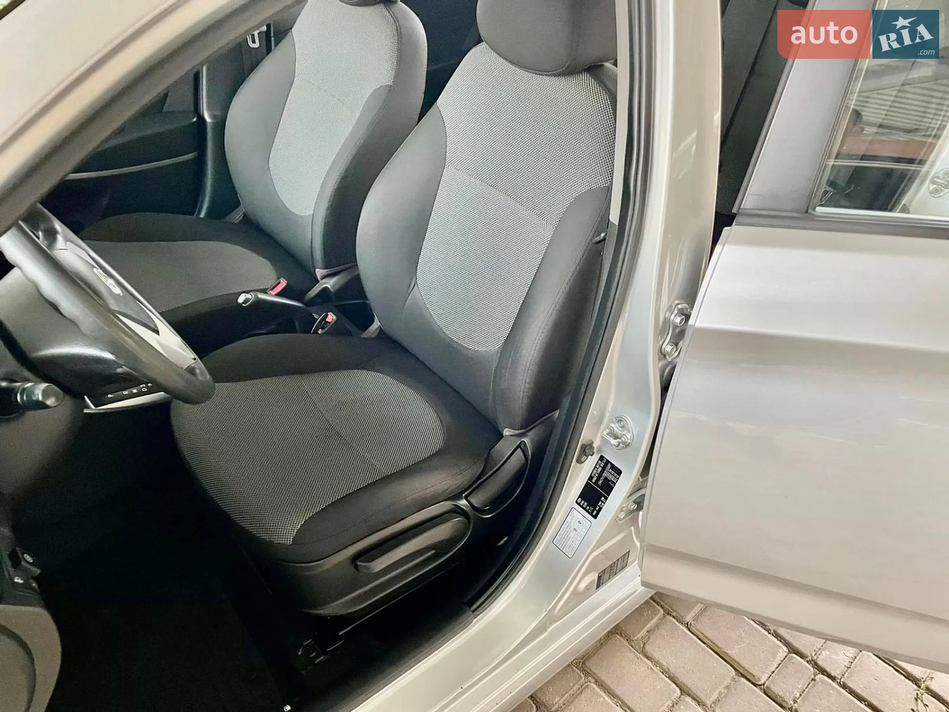 2012 Hyundai Accent - мініатюра 16