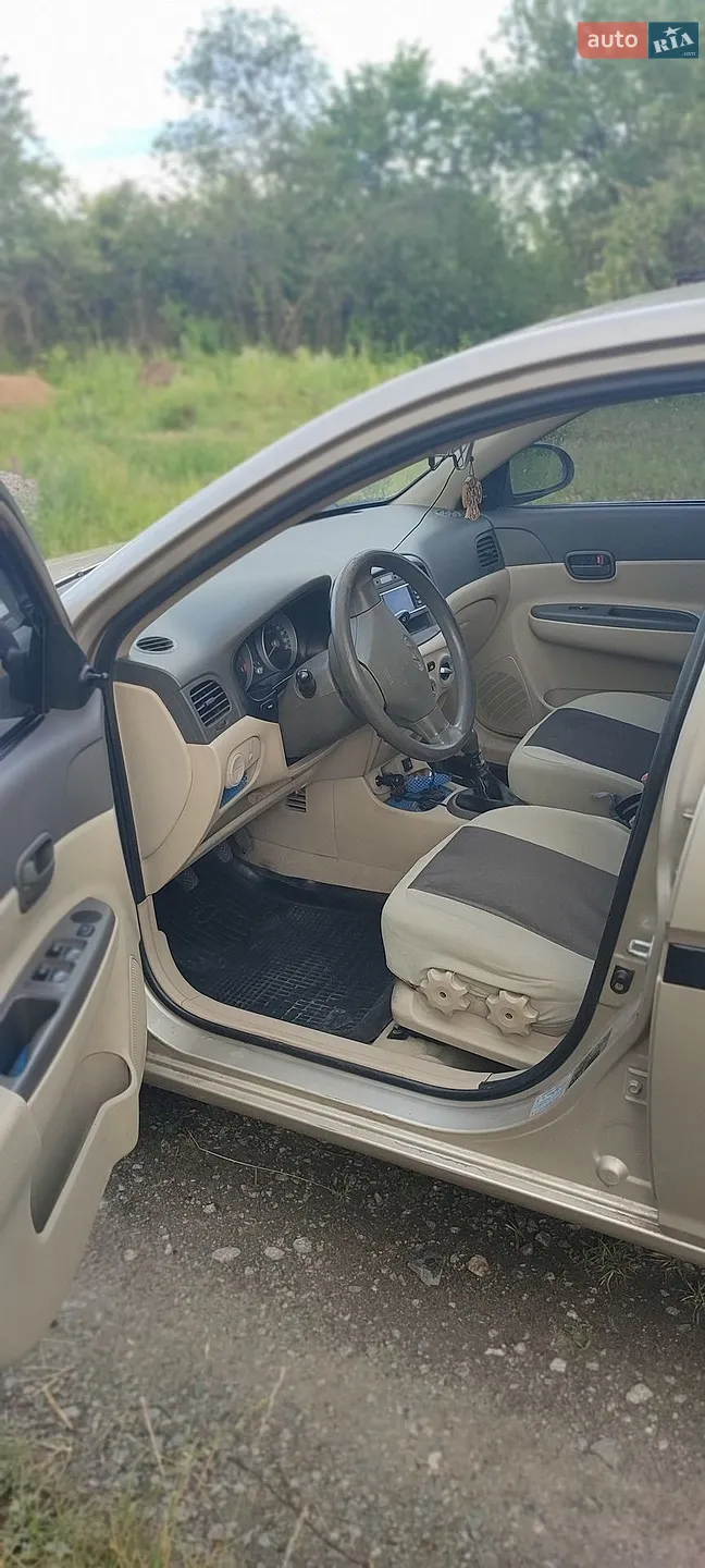 2010 Hyundai Accent - мініатюра 7