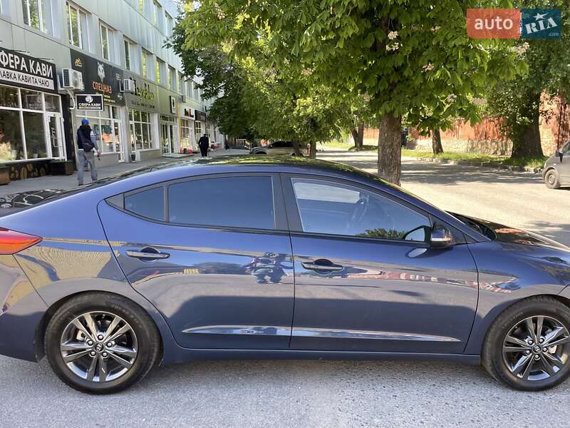 Седан Hyundai Avante 2016 в Кропивницком