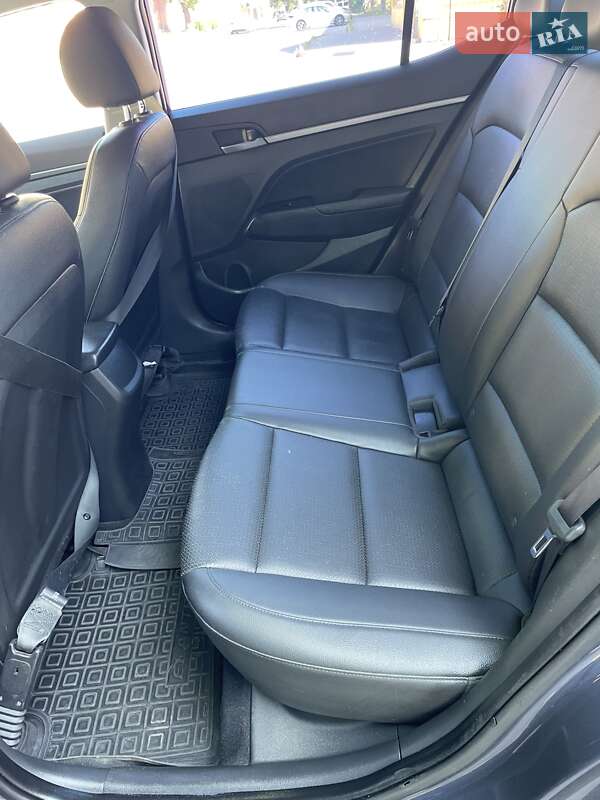 Седан Hyundai Avante 2016 в Кропивницком