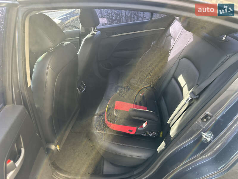 Седан Hyundai Avante 2016 в Ужгороді