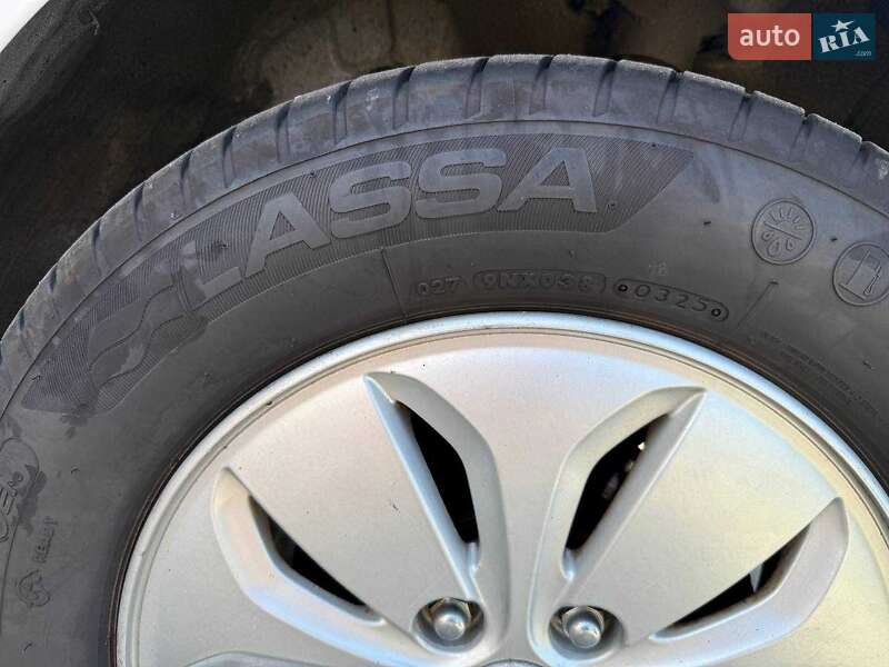 Седан Hyundai Avante 2012 в Києві