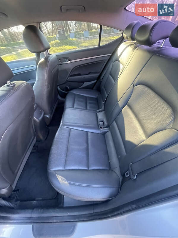 Седан Hyundai Avante 2016 в Коростене