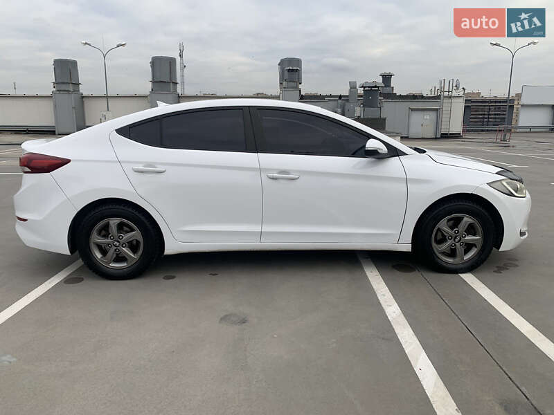 Седан Hyundai Avante 2017 в Киеве