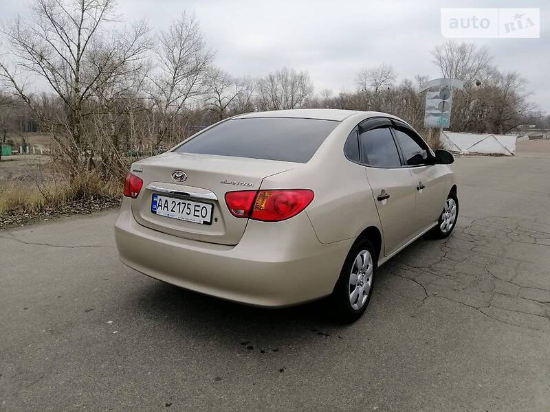 Седан Hyundai Elantra 2010 в Києві
