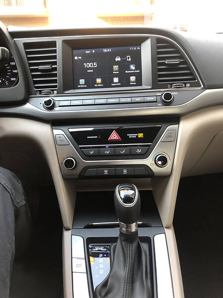 Седан Hyundai Elantra 2016 в Киеве