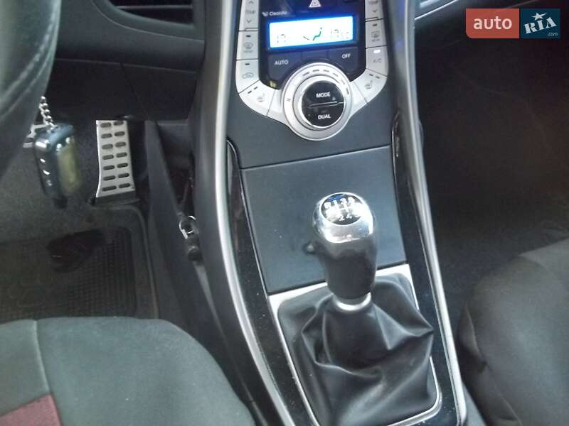 Седан Hyundai Elantra 2012 в Чернигове