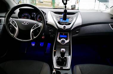 Седан Hyundai Elantra 2012 в Ромнах