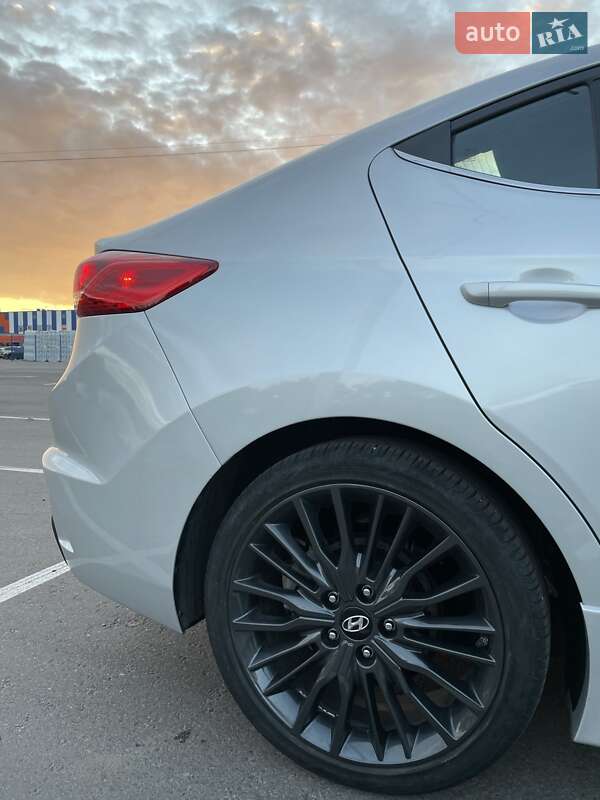 Седан Hyundai Elantra 2017 в Кропивницком