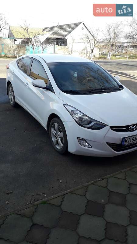 Седан Hyundai Elantra 2013 в Татарбунарах