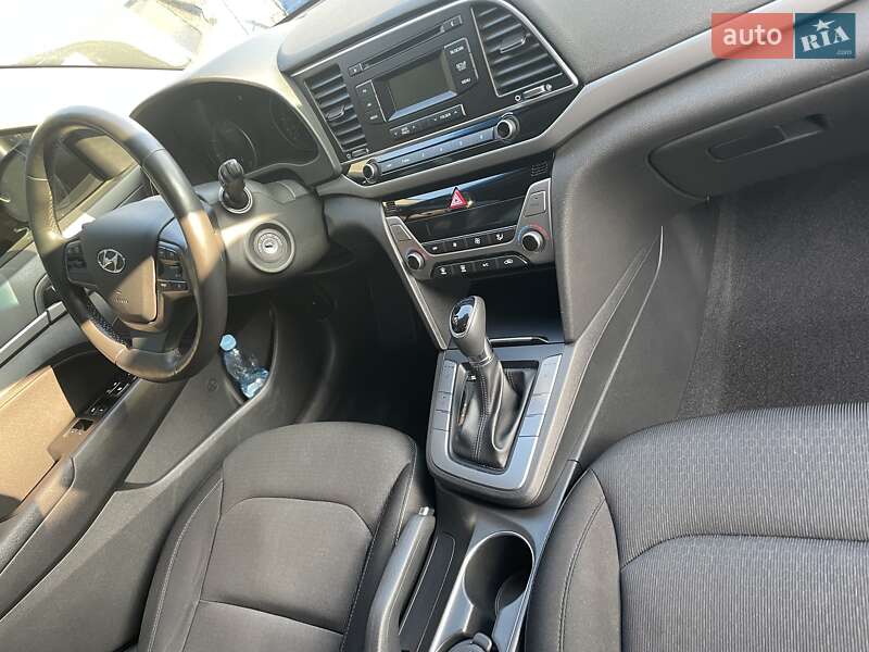 Седан Hyundai Elantra 2018 в Киеве