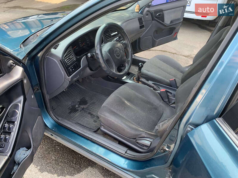 Седан Hyundai Elantra 2002 в Днепре