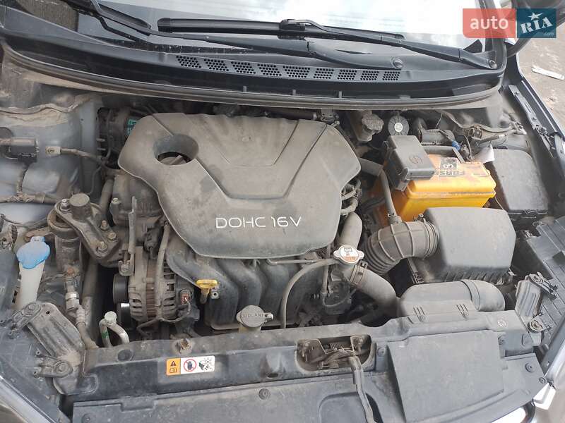 Седан Hyundai Elantra 2012 в Сумах