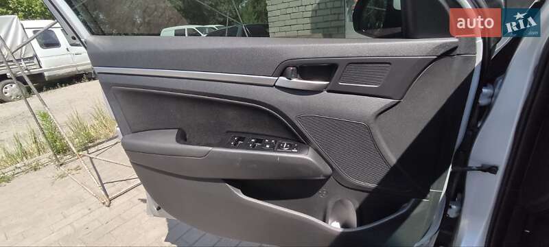 Седан Hyundai Elantra 2019 в Павлограді