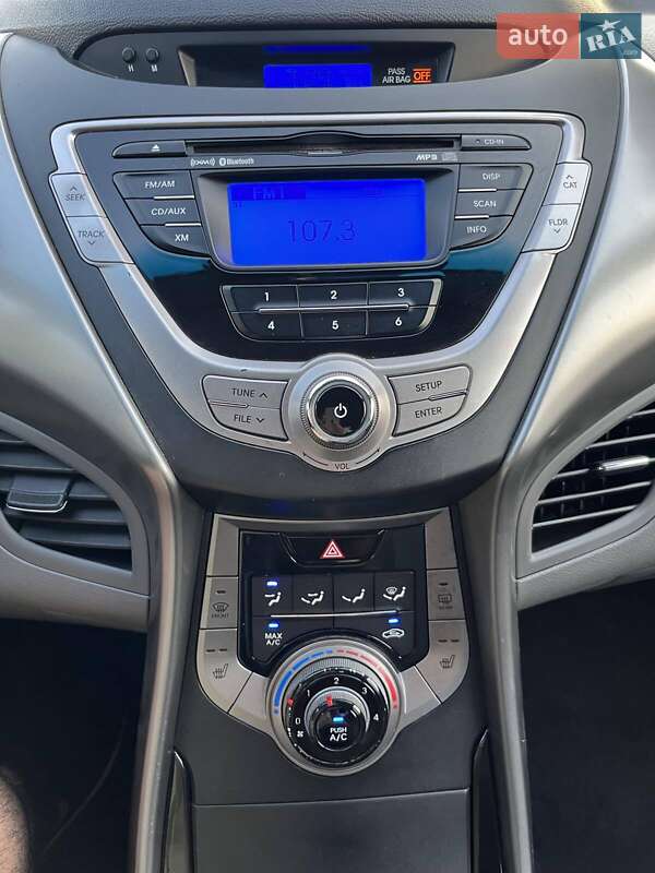 Седан Hyundai Elantra 2012 в Каменском