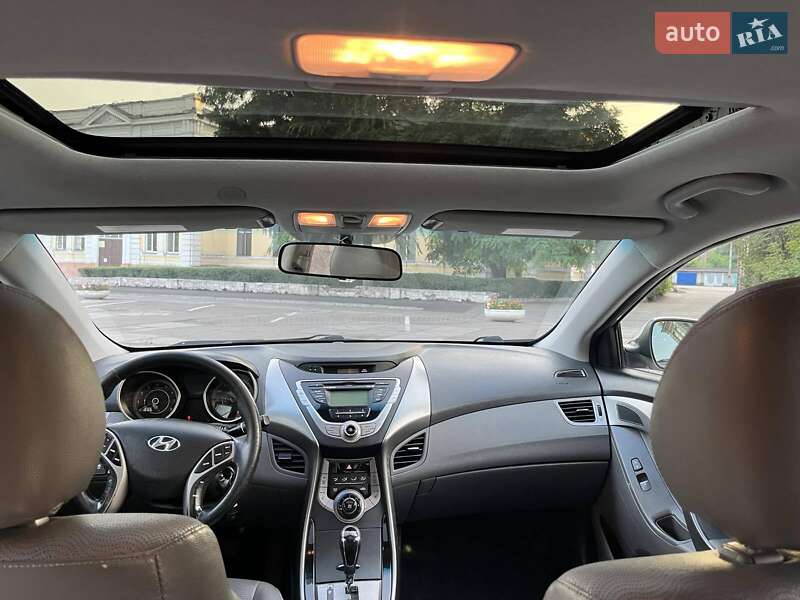 Седан Hyundai Elantra 2012 в Каменском