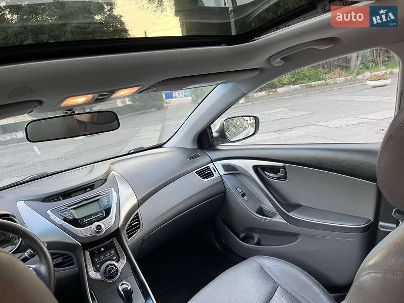 Седан Hyundai Elantra 2012 в Каменском