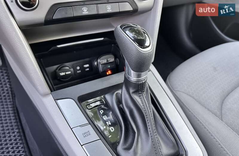 Седан Hyundai Elantra 2016 в Одессе