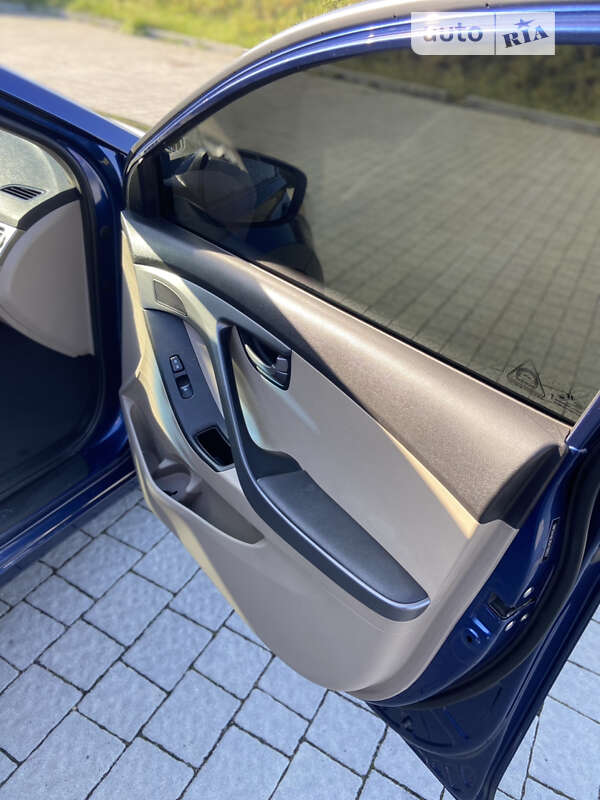 Седан Hyundai Elantra 2015 в Стрые