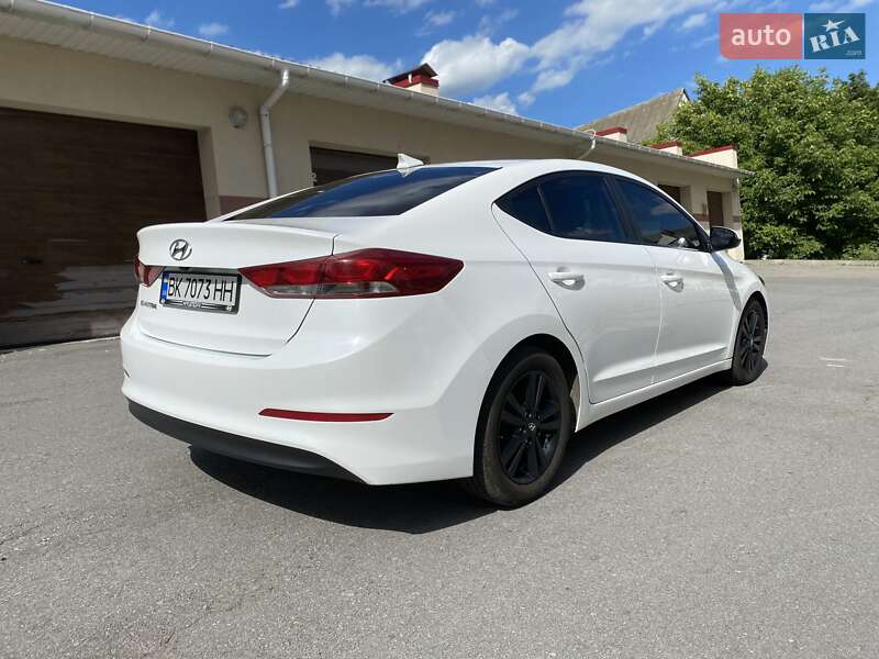 Седан Hyundai Elantra 2017 в Ровно