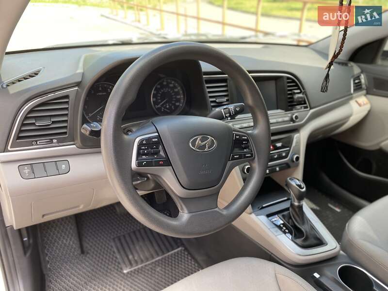 Седан Hyundai Elantra 2017 в Ровно
