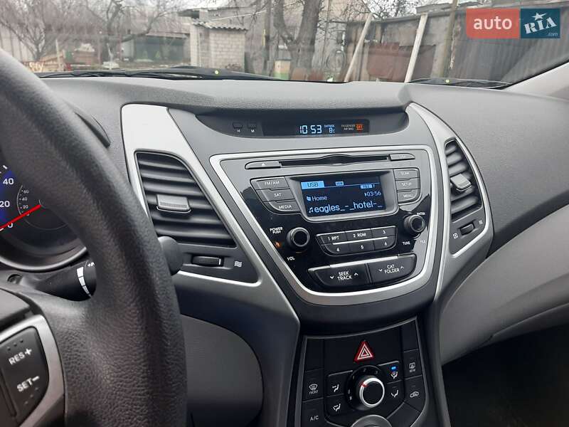 Седан Hyundai Elantra 2015 в Дніпрі