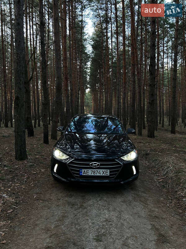 Седан Hyundai Elantra 2017 в Каменском
