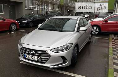 Седан Hyundai Elantra 2016 в Киеве