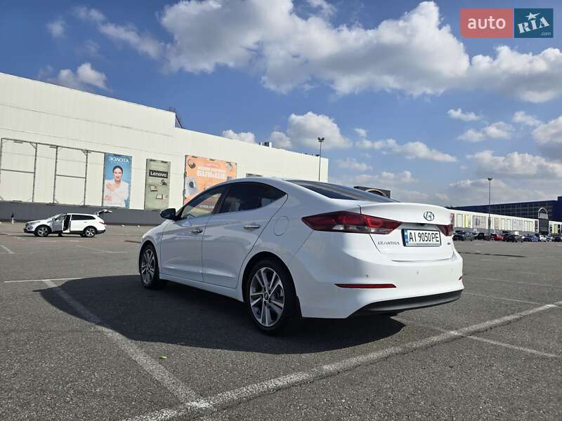 Седан Hyundai Elantra 2016 в Макарове