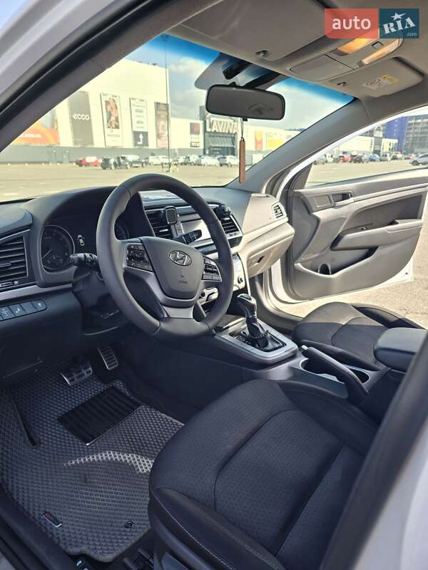 Седан Hyundai Elantra 2016 в Макарове