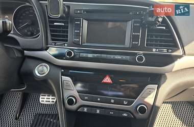 Седан Hyundai Elantra 2016 в Макарове
