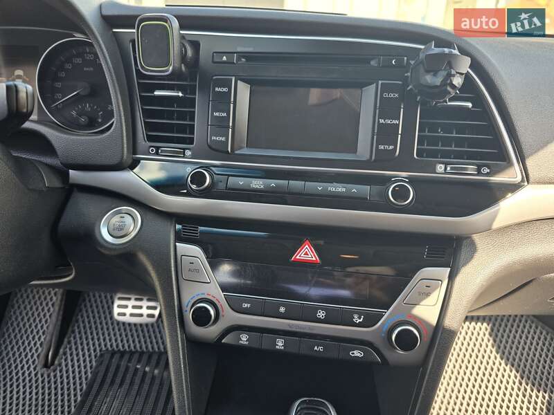 Седан Hyundai Elantra 2016 в Макарове