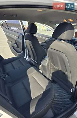 Седан Hyundai Elantra 2016 в Макарове