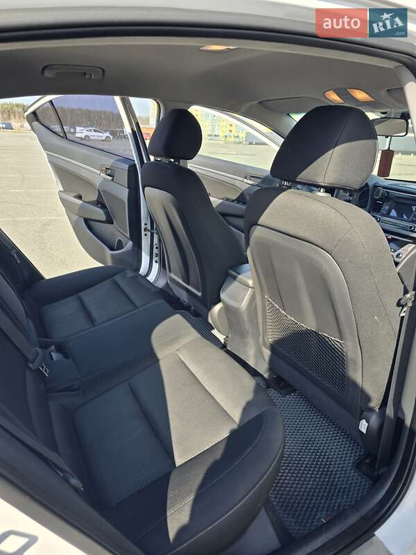 Седан Hyundai Elantra 2016 в Макарове