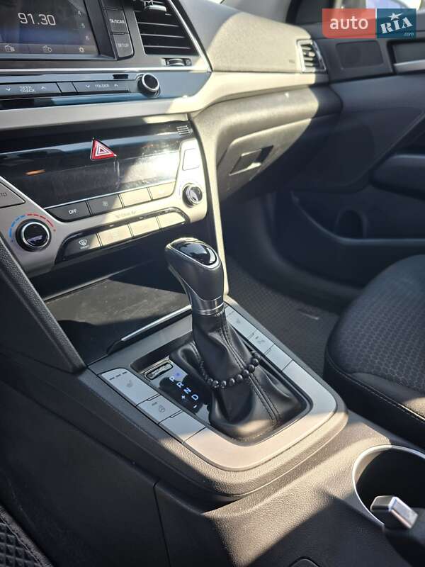 Седан Hyundai Elantra 2016 в Макарове