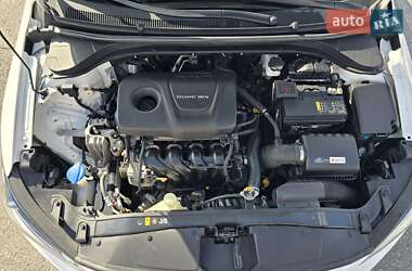 Седан Hyundai Elantra 2016 в Макарове