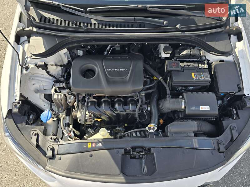 Седан Hyundai Elantra 2016 в Макарове