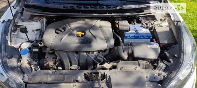 Седан Hyundai Elantra 2014 в Ивано-Франковске