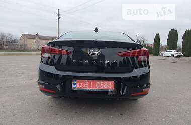 Седан Hyundai Elantra 2018 в Дубні