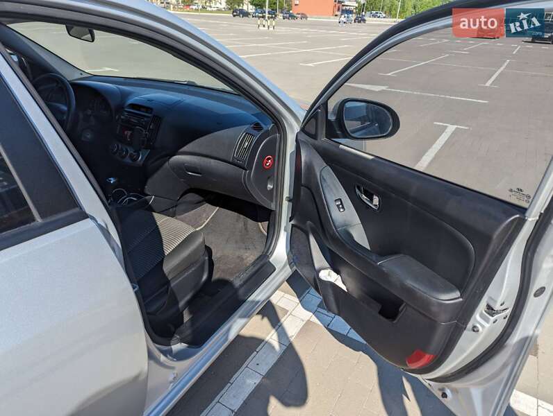 Седан Hyundai Elantra 2010 в Днепре