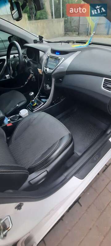 Седан Hyundai Elantra 2013 в Черновцах