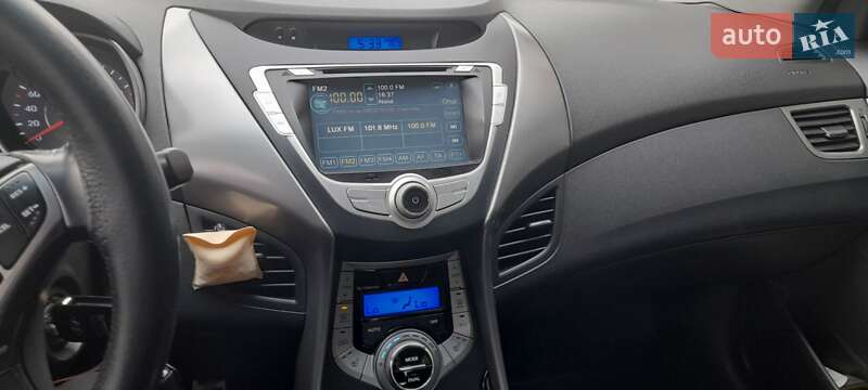 Седан Hyundai Elantra 2013 в Черновцах