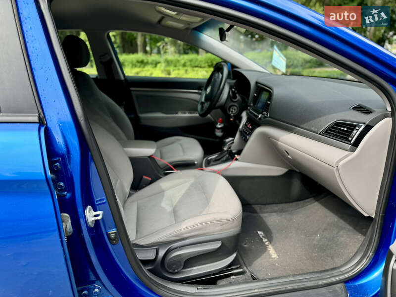 Седан Hyundai Elantra 2016 в Києві