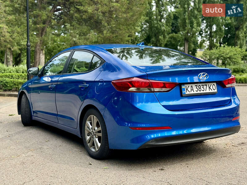 Седан Hyundai Elantra 2016 в Києві