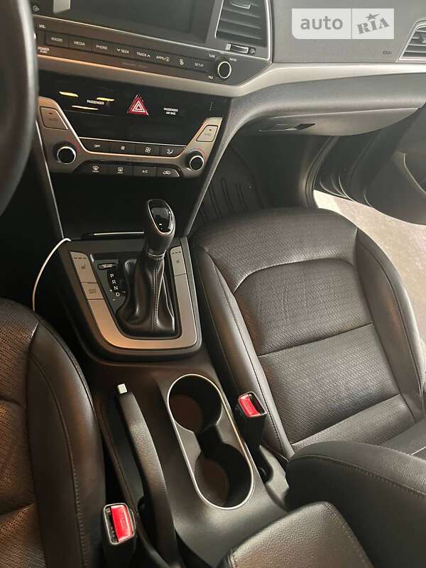 Седан Hyundai Elantra 2016 в Львове